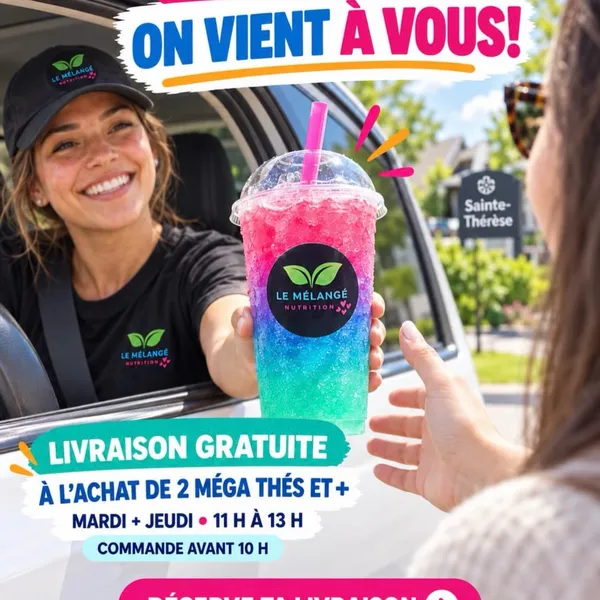 Une membre de l’équipe livre un thé arc-en-ciel par la fenêtre d’une auto
