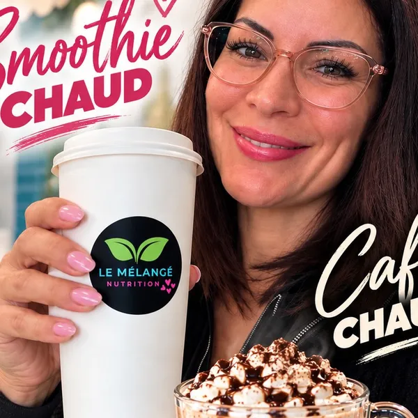 Une cliente tient un smoothie chaud et un café protéiné