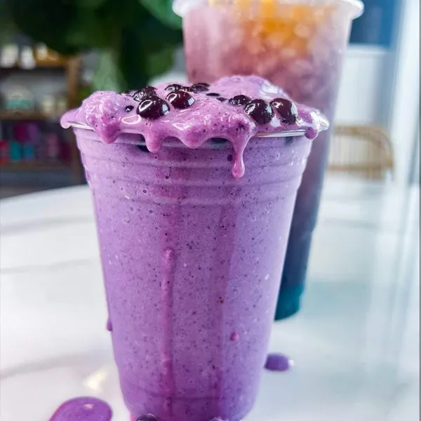 Smoothie protéiné mauve aux petits fruits