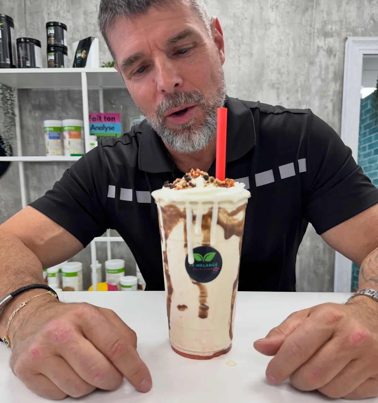 Marco, propriétaire, présente un smoothie protéiné